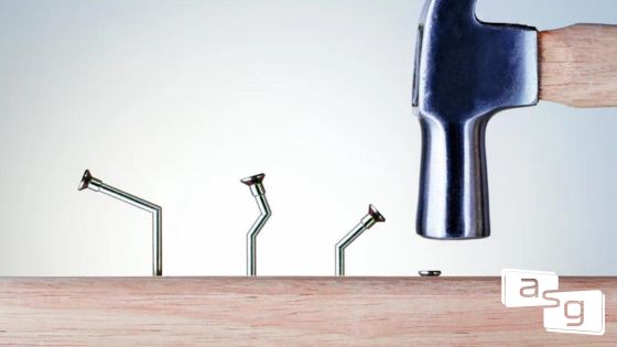 Image of a hammer and three bent nails, illustrating mistakes and errors in execution. The image metaphorically represents common sales errors