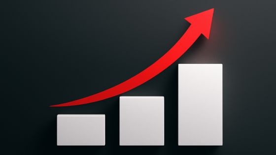 Three ascending bars with a red upward arrow, symbolizing measurable sales training impact on performance metrics.